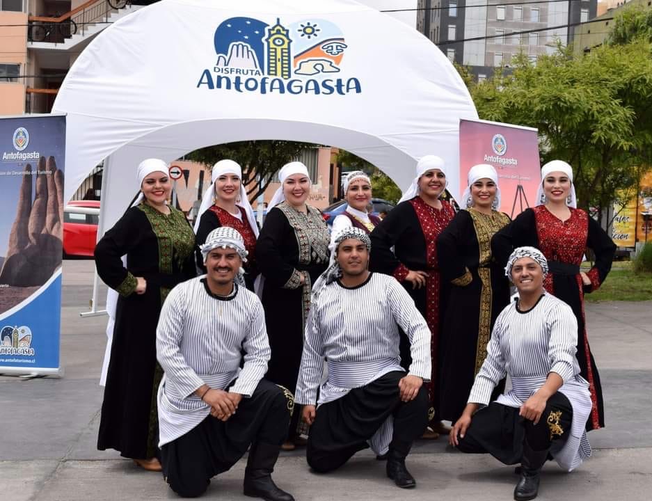 Al Ard al Baiida cast at a cultural activity open to the Antofagasta community